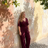 Tilda – Avslappnad overall med cold shoulder och omlottmidja