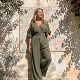 Ragnhild – Draperad overall med v-ringning och vida ben