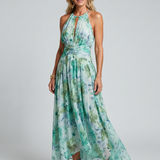 Petra – Plisserad halter midi-klänning med mjukt blommönster