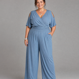 Tilda – Avslappnad overall med cold shoulder och omlottmidja