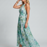 Petra – Plisserad halter midi-klänning med mjukt blommönster