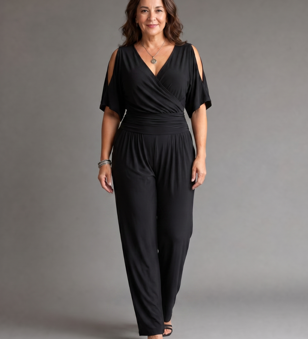 Tilda – Avslappnad overall med cold shoulder och omlottmidja