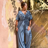 Tilda – Avslappnad overall med cold shoulder och omlottmidja