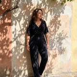 Tilda – Avslappnad overall med cold shoulder och omlottmidja