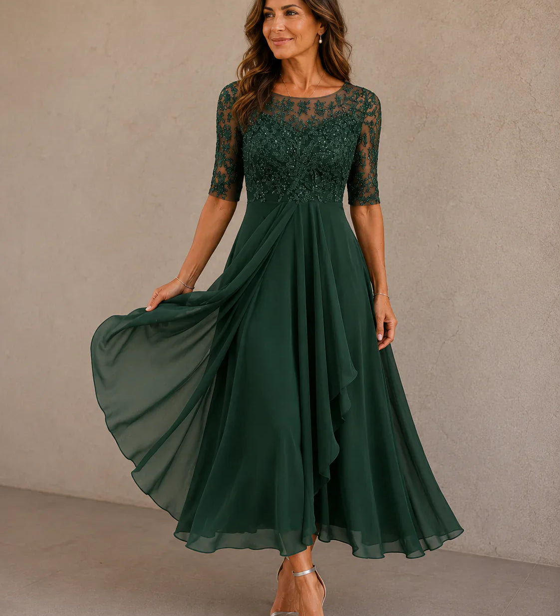 María | Elegant klänning i spets och chiffong Listpris med rabatt