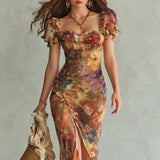 Elegante vestido largo con escote cuadrado, mangas cortas y rayas florales.