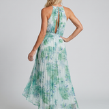 Petra – Plisserad halter midi-klänning med mjukt blommönster