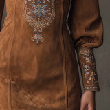 Mini klänning i mocka med broderi Lila