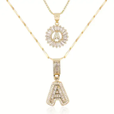 Ulla – elegant set med initialshalsband i guld med pavéstenar